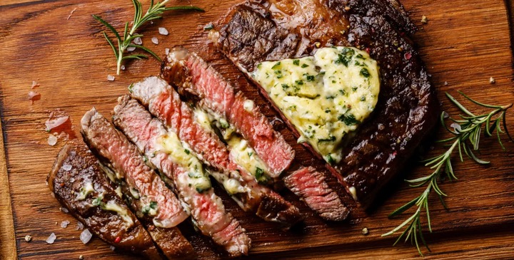 Стейк из рибая на мастер-классе по приготовлению стейков